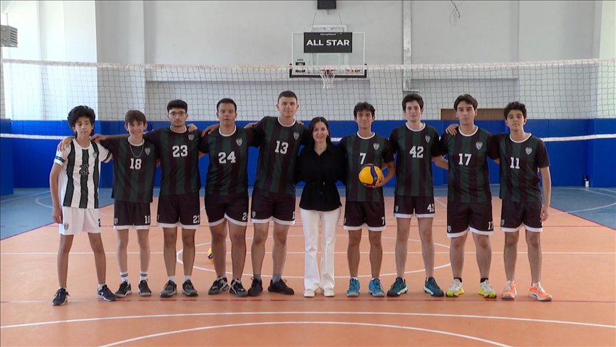 Akademik başarısıyla ön plandaki Vefa Lisesi, erkek voleybolunda da iddialı
