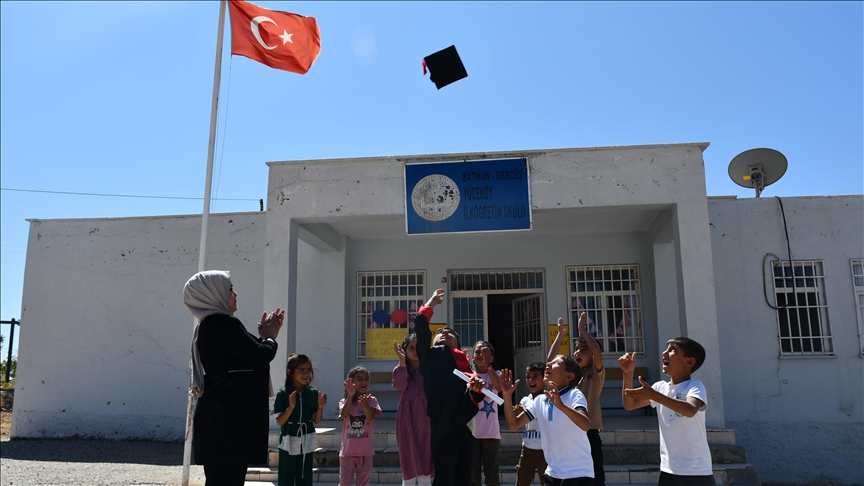Batman'da okulun tek 4. sınıf öğrencisi için mezuniyet töreni düzenlendi