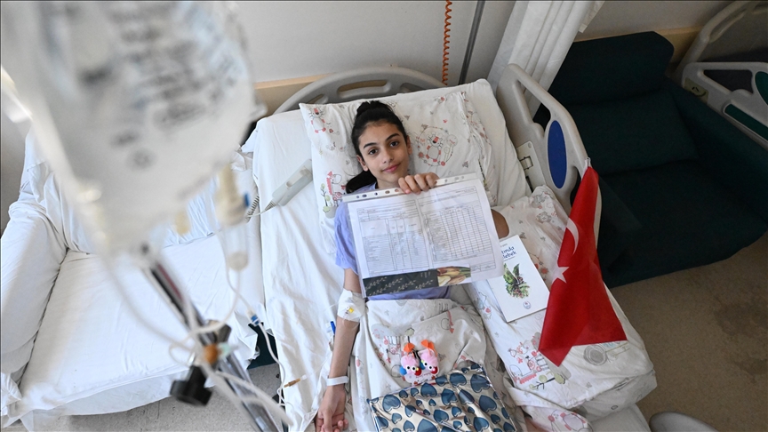 Gönüllü gençler tedavi gören çocuklara hastanede karne sevinci yaşattı
