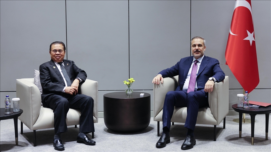 Turkish foreign minister meets Moro Islamic Liberation Front leader