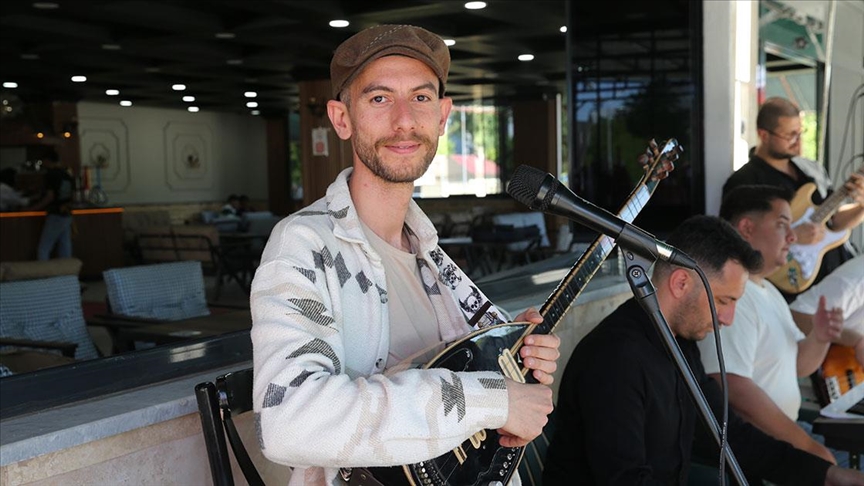 Aydınlı öğretmen atandığı ilçeye sevgisini bestelediği türküyle dile getirdi