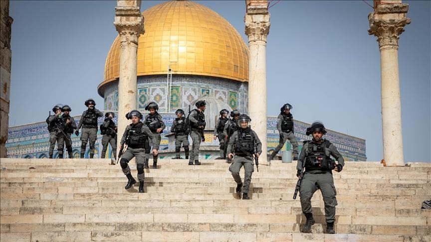 شرطة إسرائيل تمنع آلاف الفلسطينيين من أداء صلاة الجمعة بالأقصى