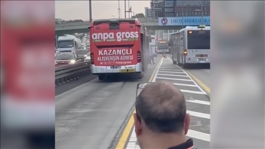 Bakırköy'de motor kısmından duman yükselen metrobüsteki yolcular tahliye edildi