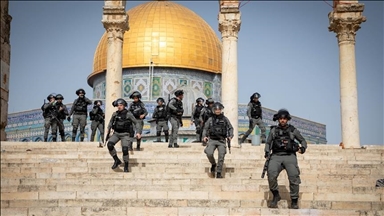 شرطة إسرائيل تمنع آلاف الفلسطينيين من أداء صلاة الجمعة بالأقصى 