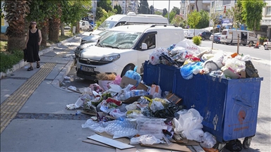İzmir'de düzenli maaş alamayan belediye işçilerinin iş bırakma eylemi sürüyor