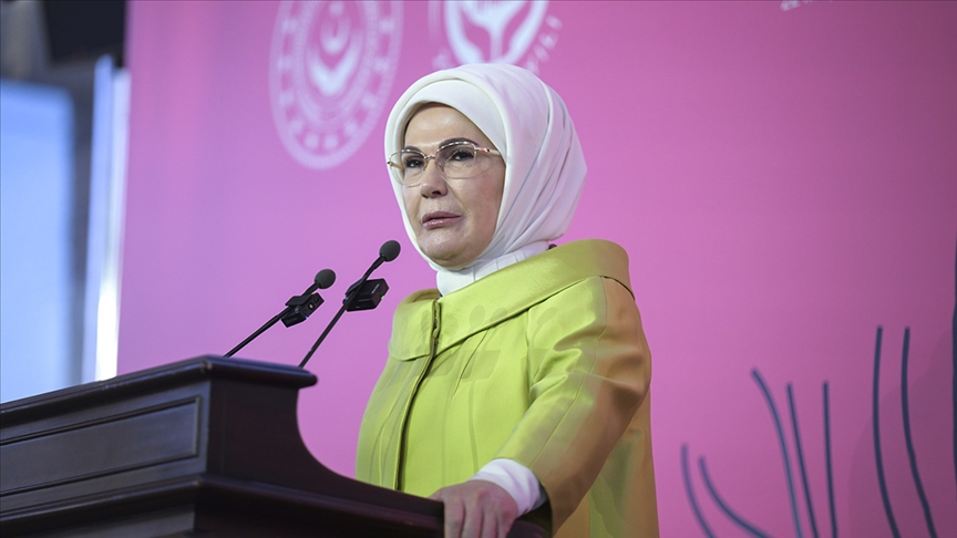 Emine Erdoğan, "Ulusun Annesi" sergisinin anı defterini imzaladı