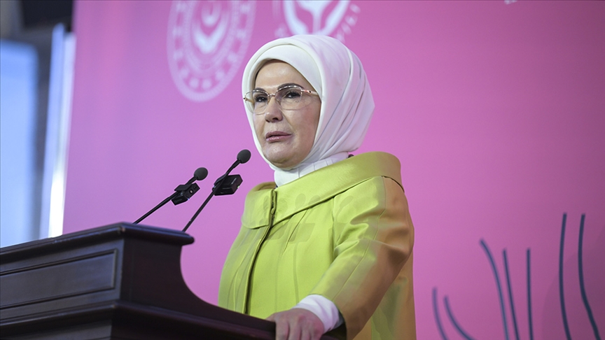 Emine Erdoğan, "Ulusun Annesi" sergisinin anı defterini imzaladı