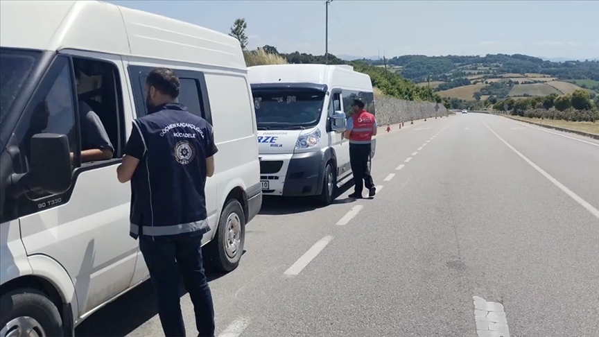 Ülke genelindeki denetimlerde 15 göçmen kaçakçısı ve 446 düzensiz göçmen yakalandı