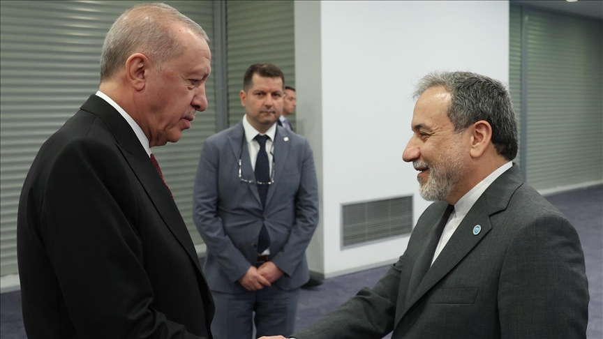 الرئيس أردوغان يلتقي وزير الخارجية الإيراني بإسطنبول
