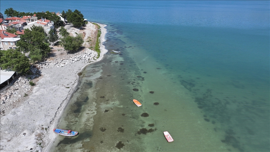 Kuraklığın etkisiyle su seviyesi düşen Eğirdir Gölü dronla görüntülendi