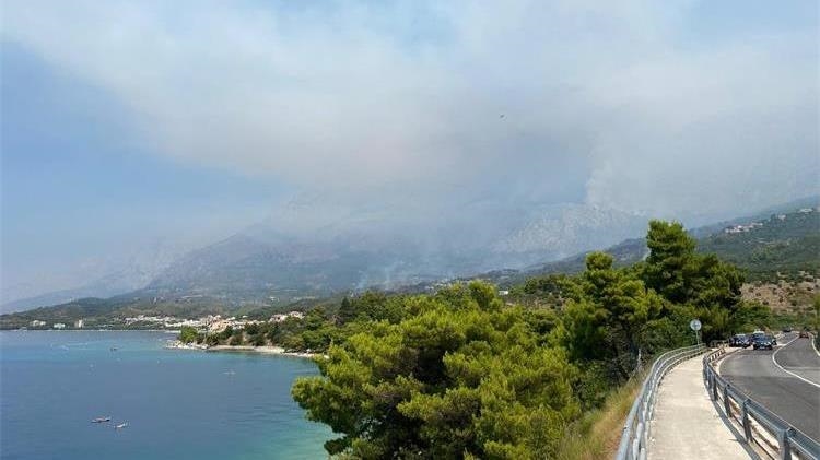 Hrvatska: Požar kod Omiša van kontrole, vatrogasci spašavaju stambene objekte