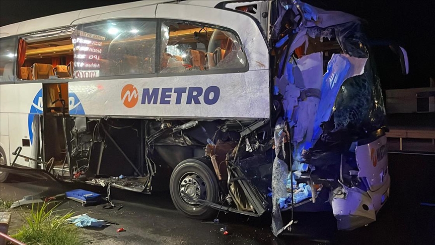 Sakarya'da yolcu otobüsünün tıra çarpması sonucu 12 kişi yaralandı