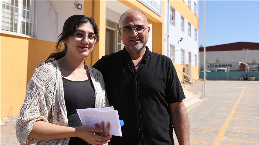 Mardin'de baba, 域覺堝覺n覺n heyecan覺n覺 paylamak için YKS'ye girdi