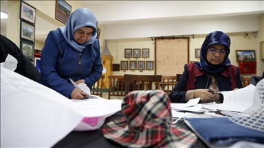 Şapka İnkılabı'nın açıklandığı Kastamonu'da kadınlara el yapımı şapka tasarımı öğretiliyor