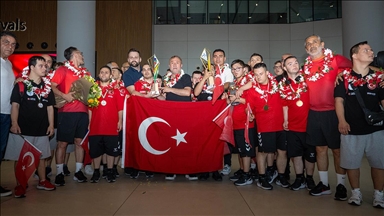 Avrupa Şampiyonası'nda ikinci olan özel sporcular, yurda döndü