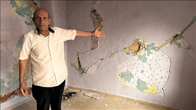 İzmir'de tünel inşaatı nedeniyle evleri zarar gören mahalle sakinleri çözüm istiyor