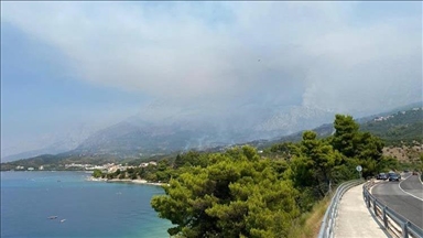 Hrvatska: Požar kod Omiša van kontrole, vatrogasci spašavaju stambene objekte