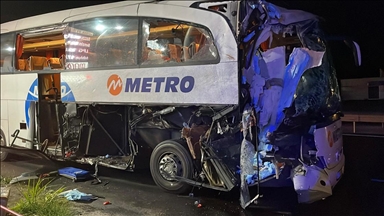 Sakarya'da yolcu otobüsünün tıra çarpması sonucu 12 kişi yaralandı