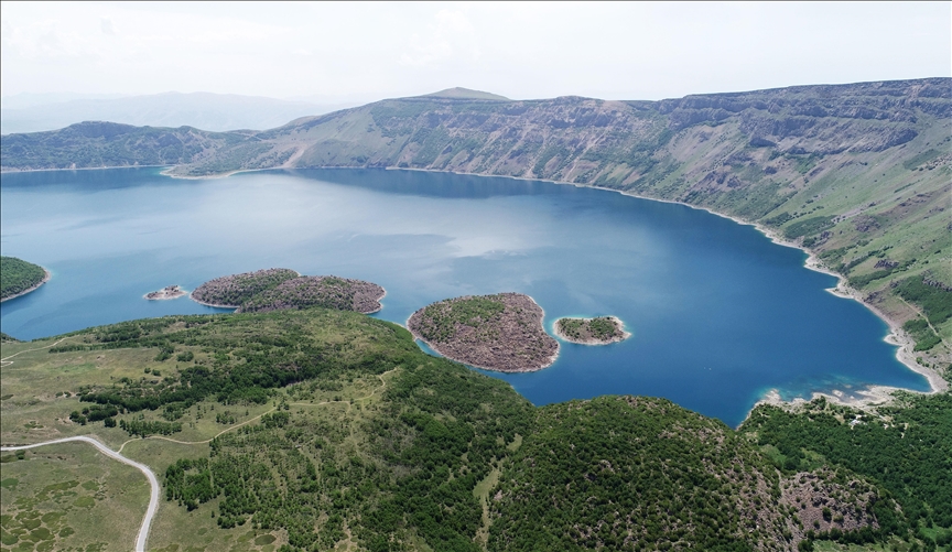 Liqenet vullkanike të malit Nemrut tërheqin entuziastët e natyrës me peizazhe mahnitëse