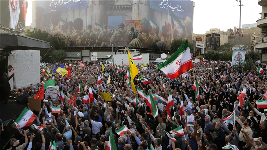 Tahran'daki 襤nk覺lap Meydan覺'nda toplanan 襤娶硃紳l覺lar ABD'nin sald覺r覺lar覺n覺 protesto etti