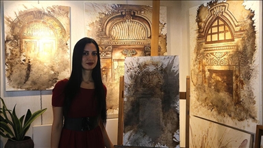 Hataylı ressam çizimlerini kahve ve çay dökerek renklendiriyor