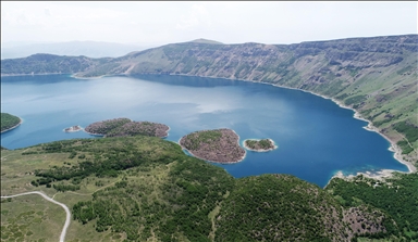 Liqenet vullkanike të malit Nemrut tërheqin entuziastët e natyrës me peizazhe mahnitëse