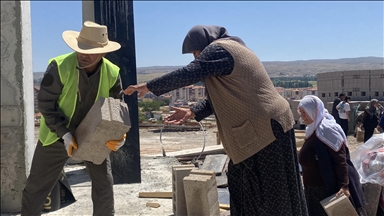 Sivas'ta imece usulüyle yapılan caminin inşaatına kadınlar da briket taşıyor