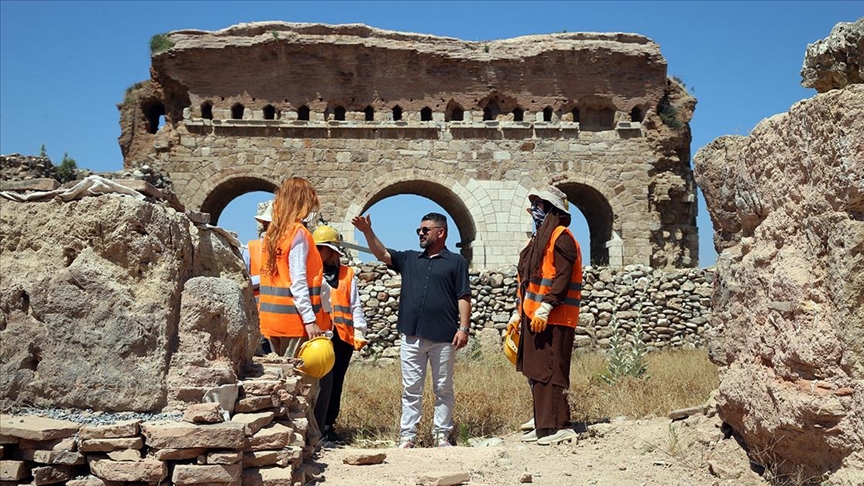 Hayatını adadığı Tralleis Antik Kenti'ni ziyaretçilerle buluşturmak için gün sayıyor