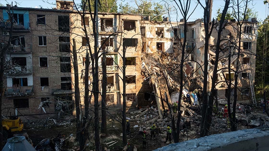 Најмалку 7 лица се убиени, 22 повредени во руски воздушен напад врз Киев