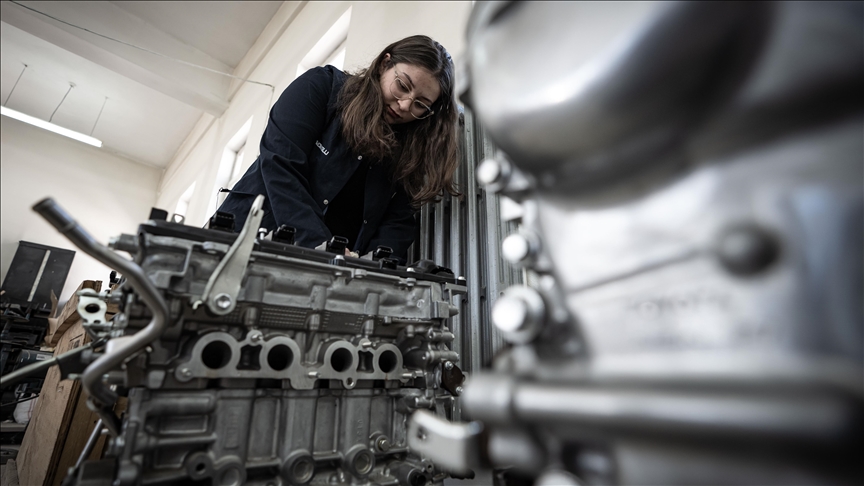 Otomobil tutkunu üniversiteli kızların hayali yeni nesil motor ve şԳı hibesiyle gerçekleşecek