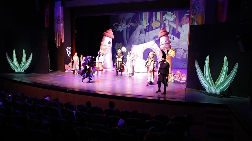 "Masal Şatosu" Samsun Kültür Yolu Festivali'nde seyirciyle buluştu