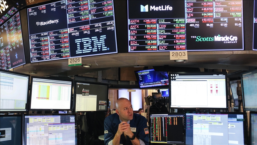 US stocks end higher as oil prices ease
