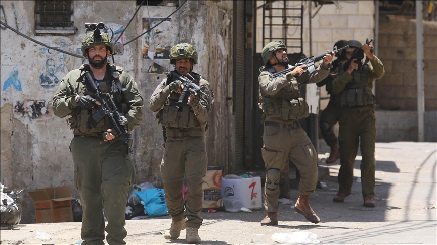 مسؤول فلسطيني يتهم إسرائيل بسرقة منازل بالضفة أثناء اقتحامها