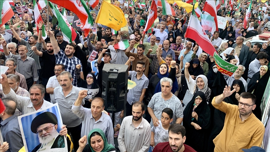 İranlılar, Tahran'daki İnkılap Meydanı'nda ateşkes sonrası "ABD ve İsrail'e karşı zafer" kutlaması yaptı