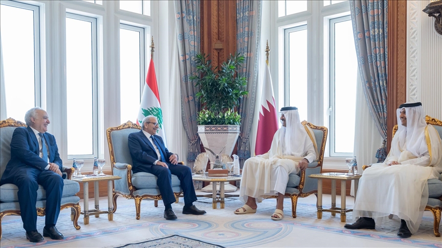 الدوحة.. أمير قطر يبحث مع رئيس وزراء لبنان العلاقات الثنائية