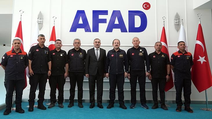 Azerbaycan'dan AFAD personeline işbirliği rozeti