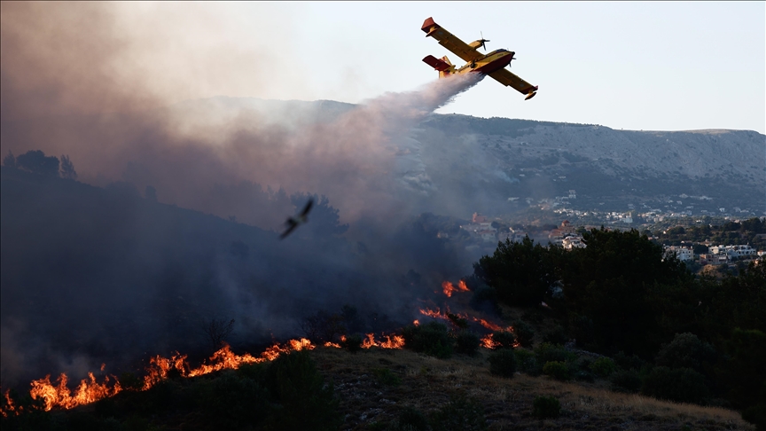 Greqi, disa fshatra në ishullin Kios evakuohen si masë paraprake për shkak të zjarrit