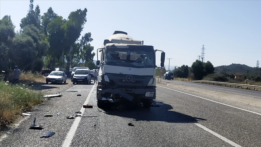 ѳğ'da beton mikseri ile yolcu minibüsü çarpıştı: 1 kişi öldü, 12 kişi yaralandı