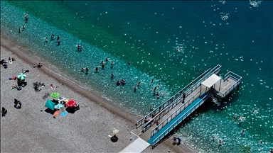Antalya'da s谋cak hava nedeniyle sahillerde yo臒unluk ya艧an谋yor
