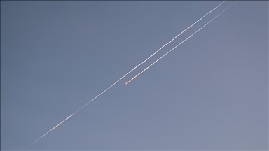 L'armée israélienne menace de riposter avec fermeté, affirmant que l'Iran a violé le cessez-le-feu
