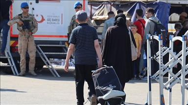 Okullar谋n kapanmas谋yla Türkiye'deki Suriyelilerin ülkelerine dönü艧leri yo臒unla艧t谋
