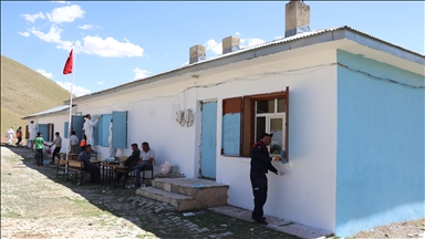 Hayat kurtaran eller bu kez boya fırçasıyla köy okulunu yeniledi