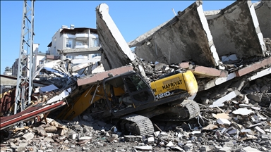 Hatay'da ağır hasarlı bina yıkım sırasında iş makinesinin üzerine çöktü