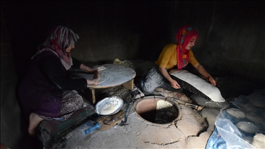 Li Qersê jin di germa havînê da jî li ber kopê tendûrê nan dipêjin