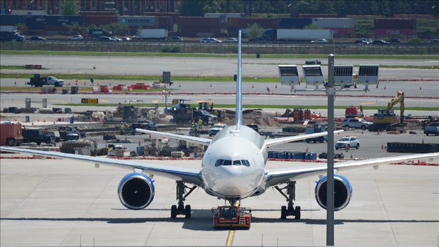 Canada : Une musulmane forcée de retirer son hijab dans un aéroport ; la compagnie aérienne sous le feu des critiques