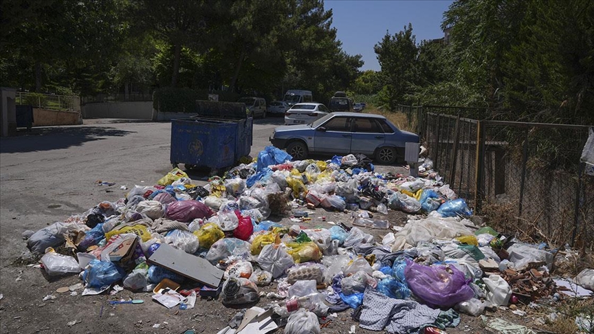 İ Buca'da 8 gündür süren "düzensiz maaş" eylemi nedeniyle çöp yığınları oluştu