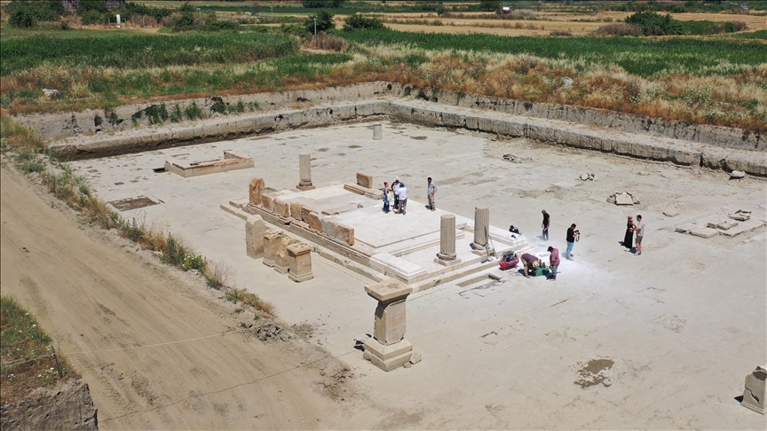 Magnesia Antik Kenti'nin en büyük meydanı gün ışığına kavuşuyor