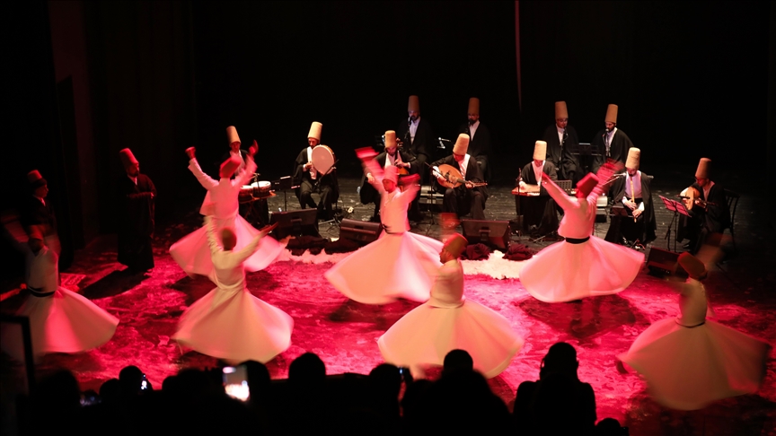 Le spectacle des derviches tourneurs réalisé par l'équipe de la municipalité de Konya séduit les Tunisiens