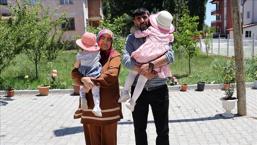 Kızlarını gelin edip, iki kız kardeşe koruyucu aile oldular