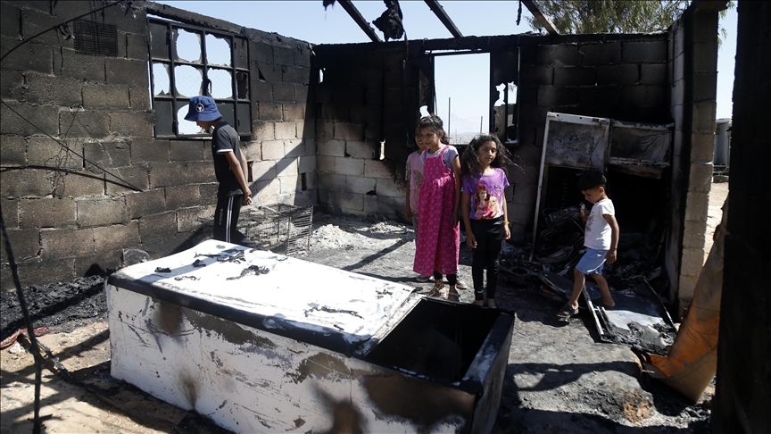 Kolonët izraelitë djegin një shtëpi palestineze në një fshat në Bregun Perëndimor